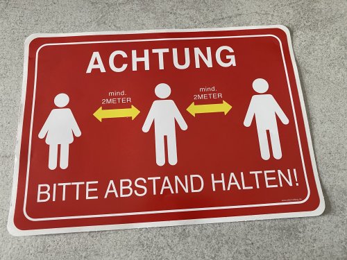 achtung-bitte-abstand-halten-mindestens-2meter-roter-hintergrund-aufkleber-25-x-17-5cm