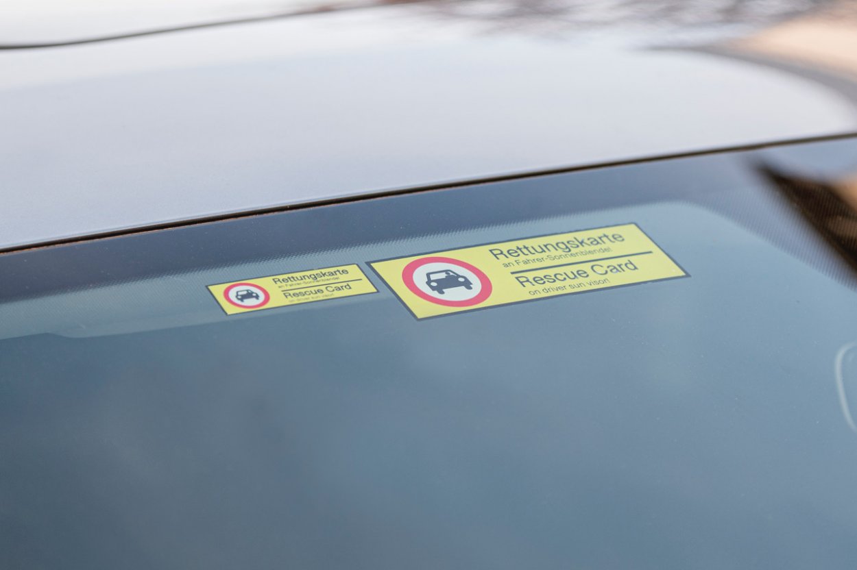 Hinterglasaufkleber KfZ „Rettungskarte an Sonnenblende“ DE/EN Schild Folie