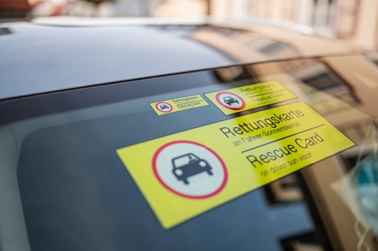 Hinterglasaufkleber KfZ „Rettungskarte an Sonnenblende“ DE/EN Etikett | Größe wählbar