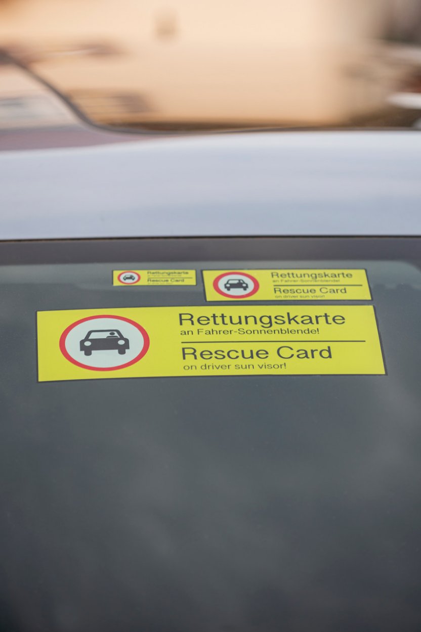 Hinterglasaufkleber KfZ „Rettungskarte an Sonnenblende“ DE/EN Schild Folie